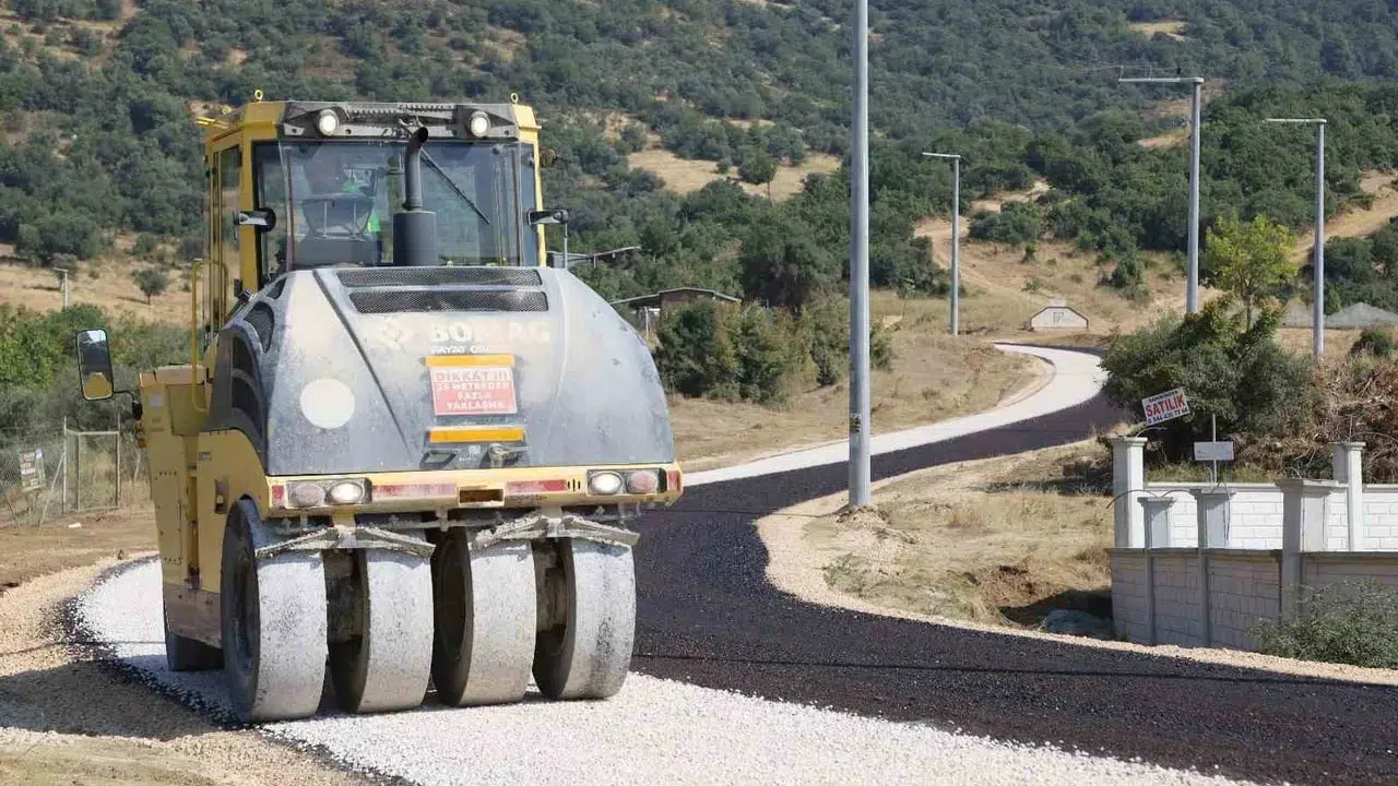Bursa Büyükşehir Belediyesi 5 ilçede 22 kilometrelik yol çalışması yürütüyor