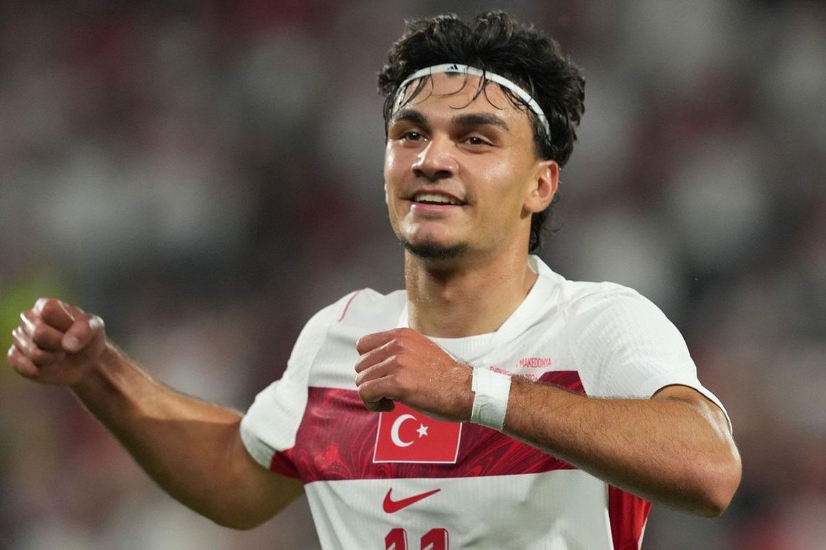 Eintracht Frankfurt Teknik Direktörü Adi Hütter Can Uzun'un takımda kalacağını açıkladı