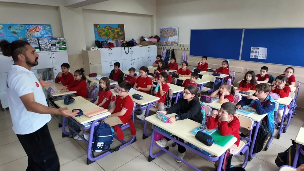 Ortahisar Belediyesi öğrencilere suda boğulma riskine karşı eğitim verdi