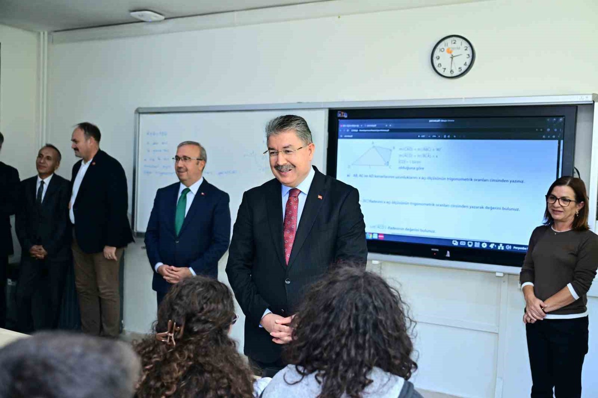 Eskişehir Valisi Erdinç Yılmaz H. Ahmet Kanatlı Anadolu Lisesini ziyaret etti