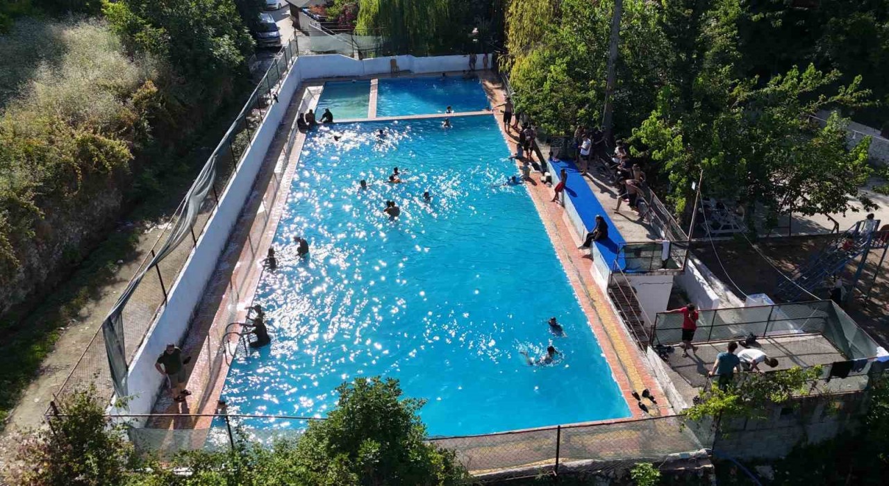 Hatay'da 40 dereceyi aşan sıcaklıklar vatandaşları havuzlara yönlendirdi