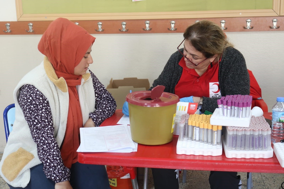 Çivril'de okul öğrencilerinin öncülüğündeki kampanyada 100 ünite kan toplandı