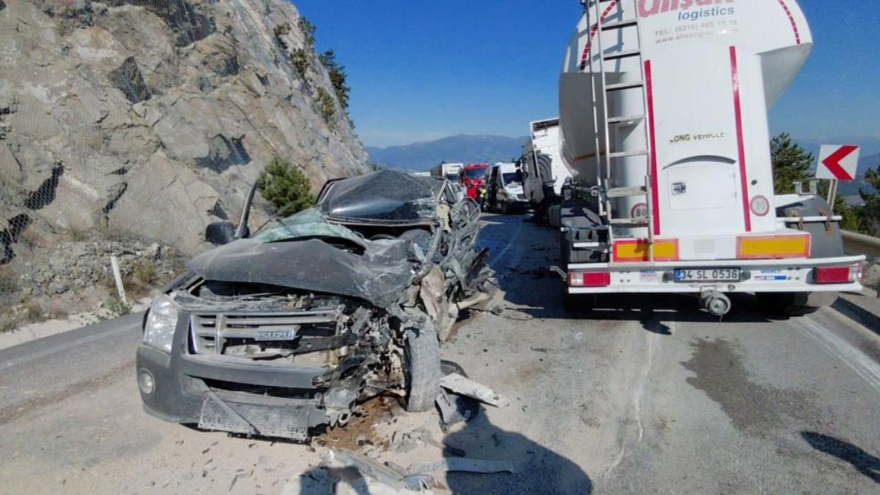 Bolu Mudurnu'da tır ve pikap çarpışması: 1 ölü, 2 yaralı