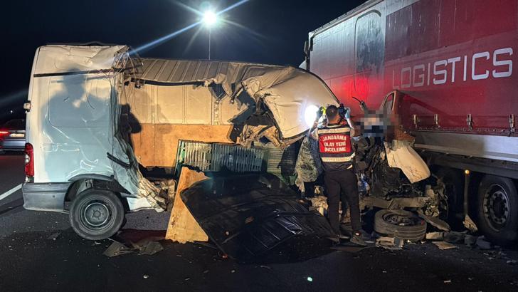 Tekirdağ'da minibüsün TIR'a çarpması sonucu 1 kişi öldü, 1 kişi ağır yaralandı