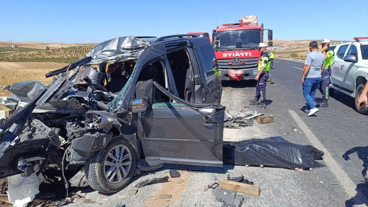 Şanlıurfa'da hafif ticari aracın kamyona çarpması sonucu 4 kişi öldü
