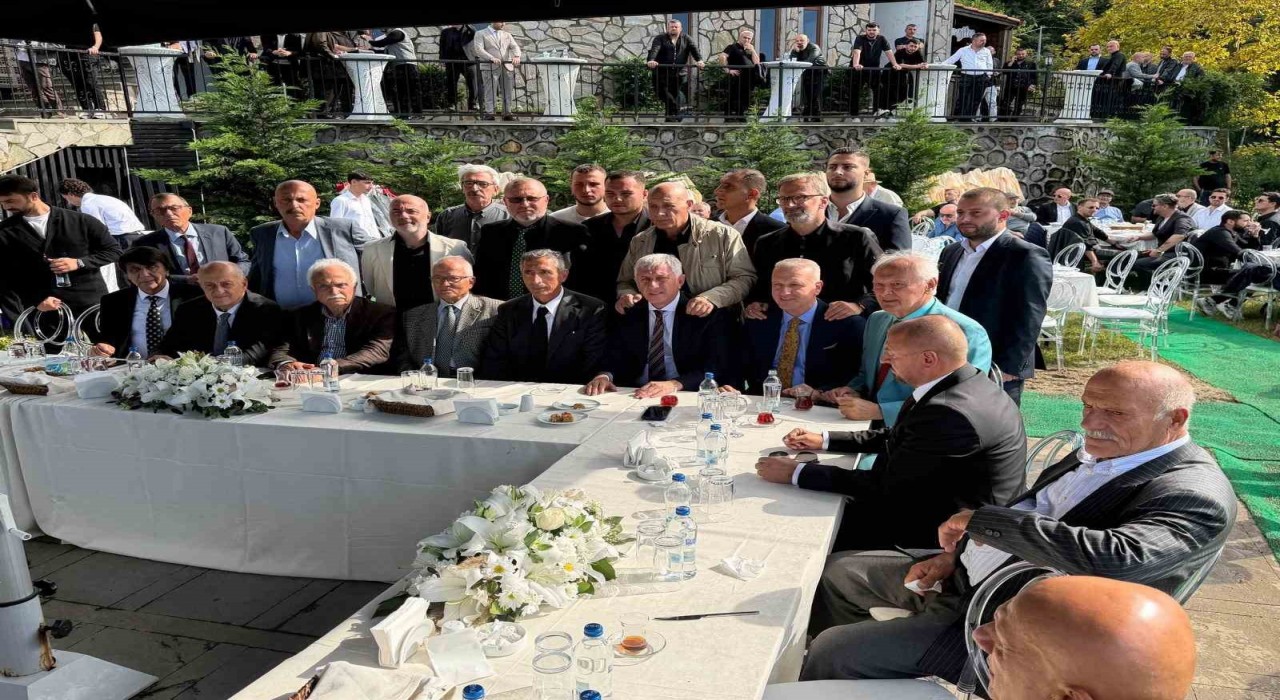 Saral ailesi Trabzon Sürmene'de binlerce kişiyle yemekte buluştu