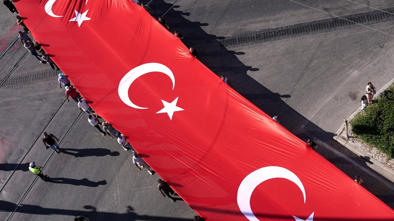 İzmir'in kurtuluşunun 104. yıl dönümü kent genelinde törenlerle kutlandı