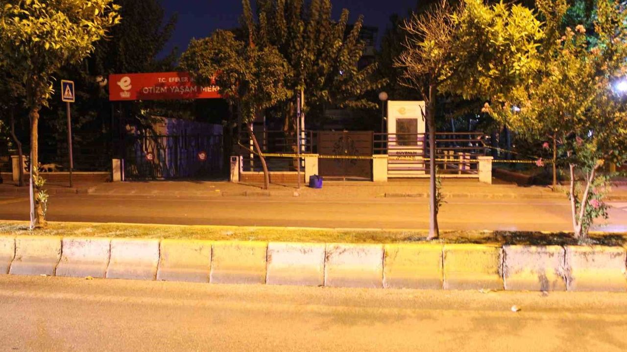 Aydın'da durak altına bırakılan şüpheli çanta kontrollü patlatıldı