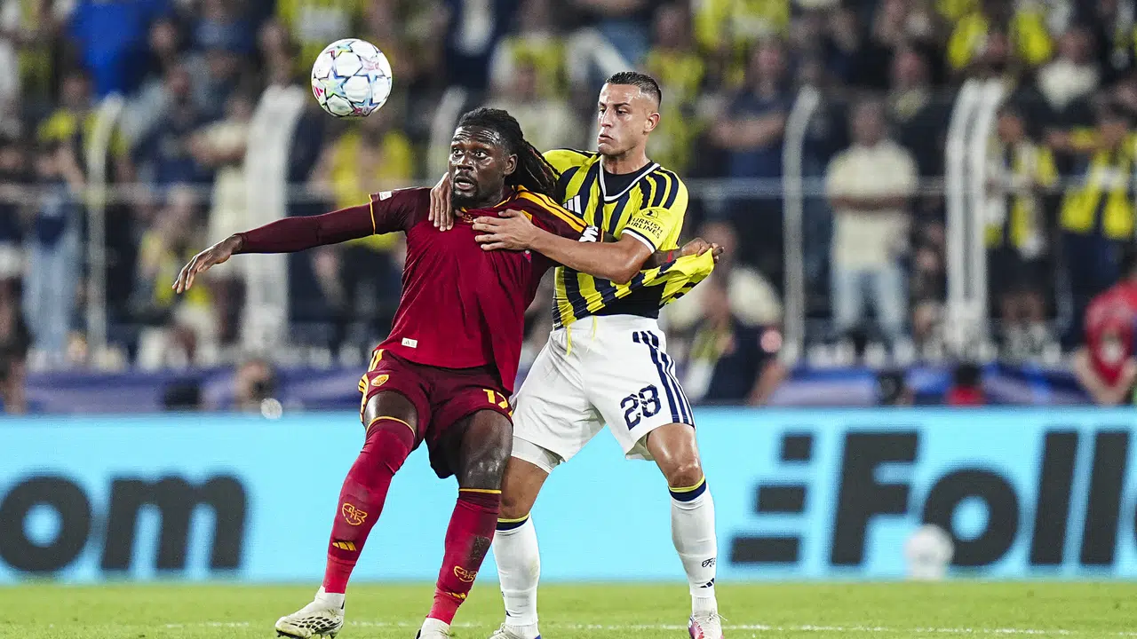 Fenerbahçe'de Bartuğ Elmaz sakatlanarak oyundan çıktı