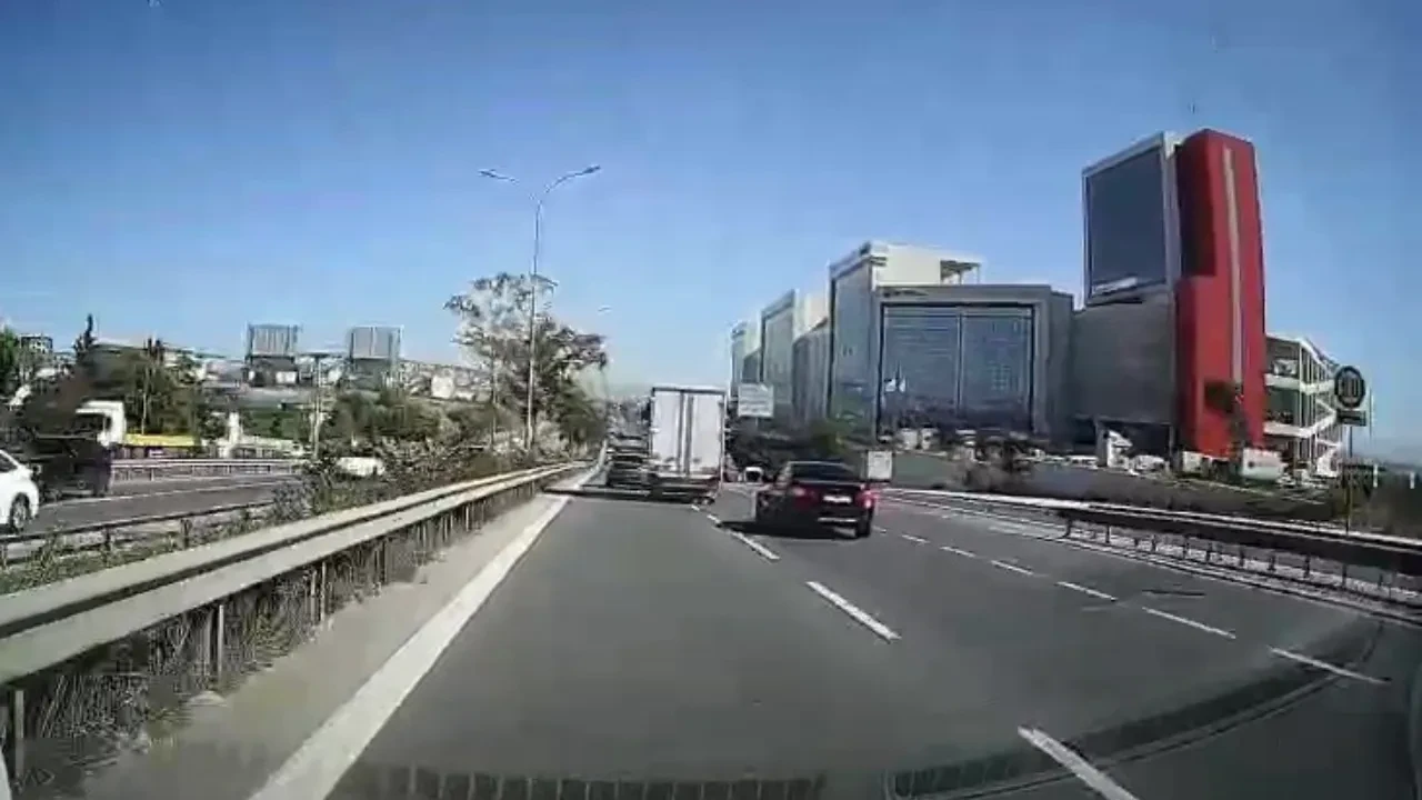 Kocaeli'de kamyonet sürücüsü trafikte makas atarak tehlike saçtı