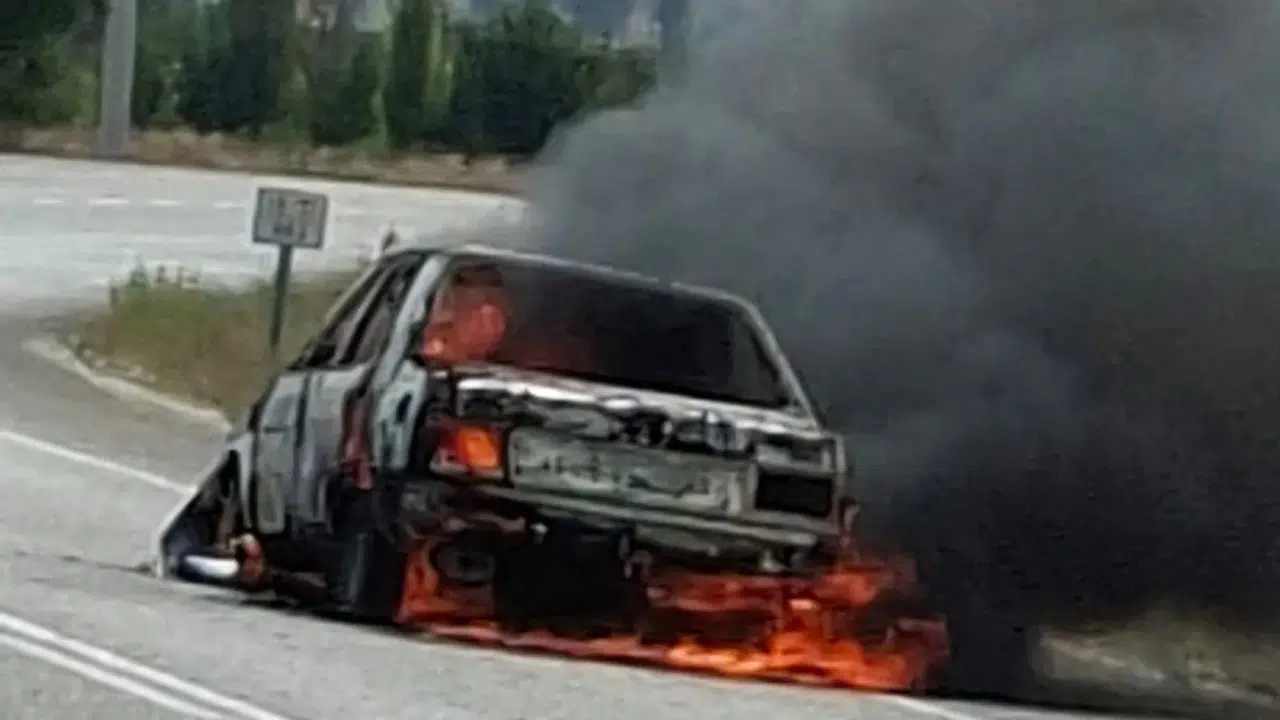 Burdur-Kemer karayolunda seyir halindeki otomobil yanarak kullanılamaz hale geldi