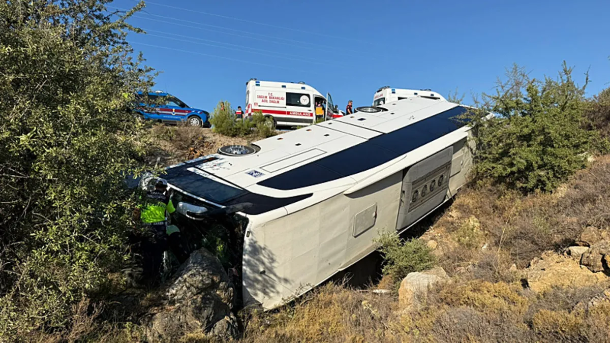 İzmir'de otobüs ile otomobil çarpıştı: 2 ölü, 1 yaralı