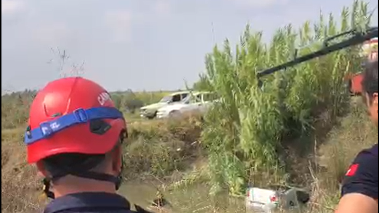 Adana Ceyhan'da kontrolden çıkan otomobil dereye düştü