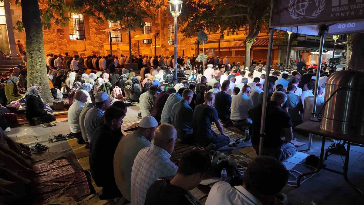 Konya'daki camilerde Mevlid Kandili yoğun katılımla kutlandı