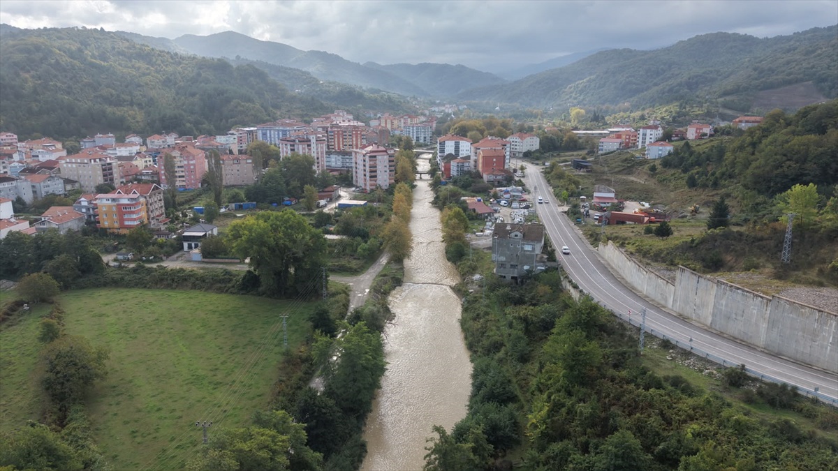 Sinop'ta sağanak sonrası derelerden taşan çamurlu su denizi kahverengiye çevirdi