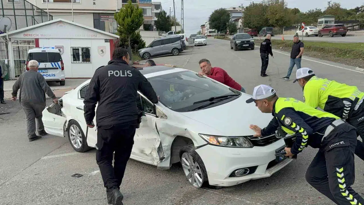 Samsun'da üç aracın karıştığı zincirleme kazada 2 kişi yaralandı