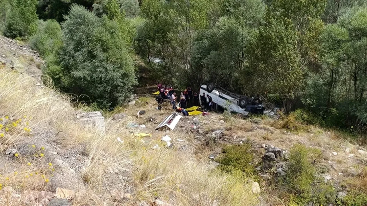 Sivas'ta uçuruma devrilen yolcu minibüsünde 4 kişi hayatını kaybetti