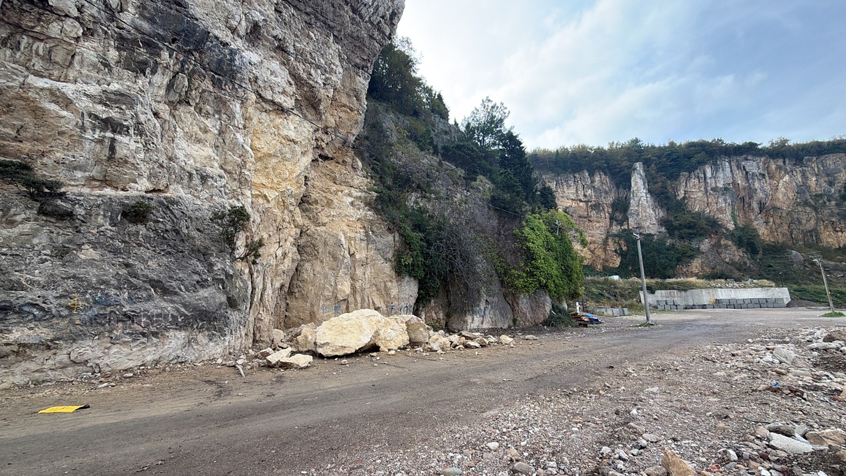 Amasra'da yamaçtan kopan kayalar yola düştü, liman trafiğe kapatıldı