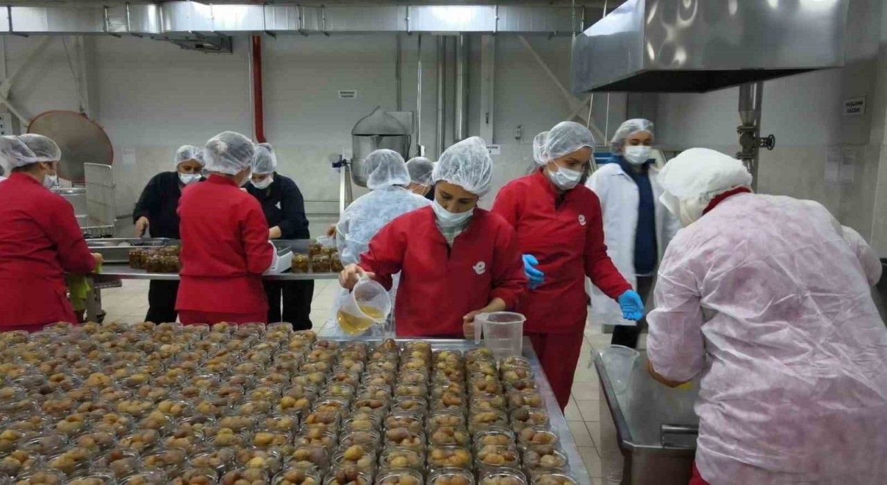 Efeler'de kadın emeğiyle üretilen yerel lezzetler dünyaya ihraç ediliyor