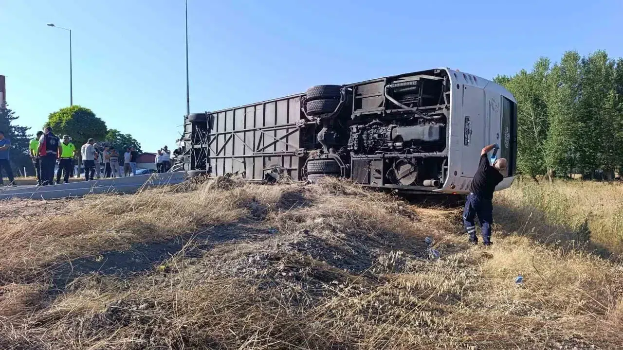 Afyonkarahisar'da yolcu otobüsü devrildi: 22 kişi yaralandı