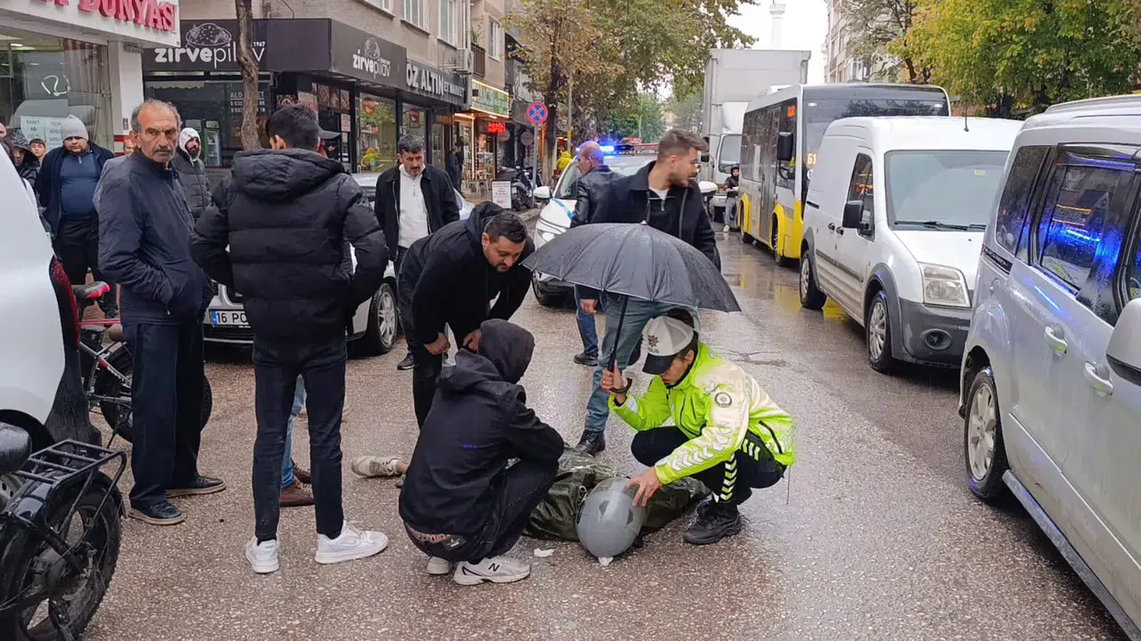 İnegöl'de elektrikli bisikletlerin çarpışması sonucu bir genç yaralandı