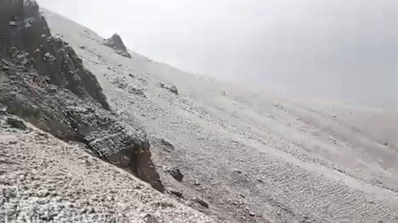 Erzurum Karayazı'daki Çakmak Dağı'na mevsimin ilk karı yağdı