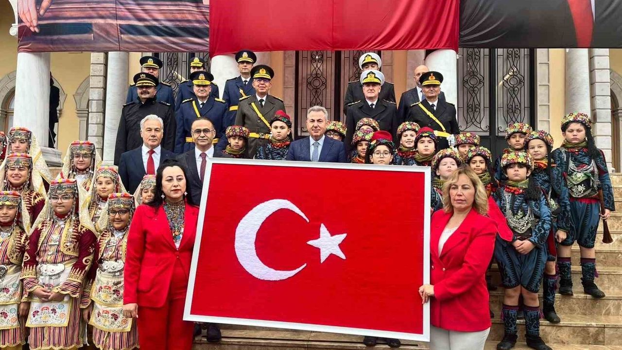 İzmir'de Cumhuriyet'in 103. yılı için dokunan Türk bayrağı teslim edildi