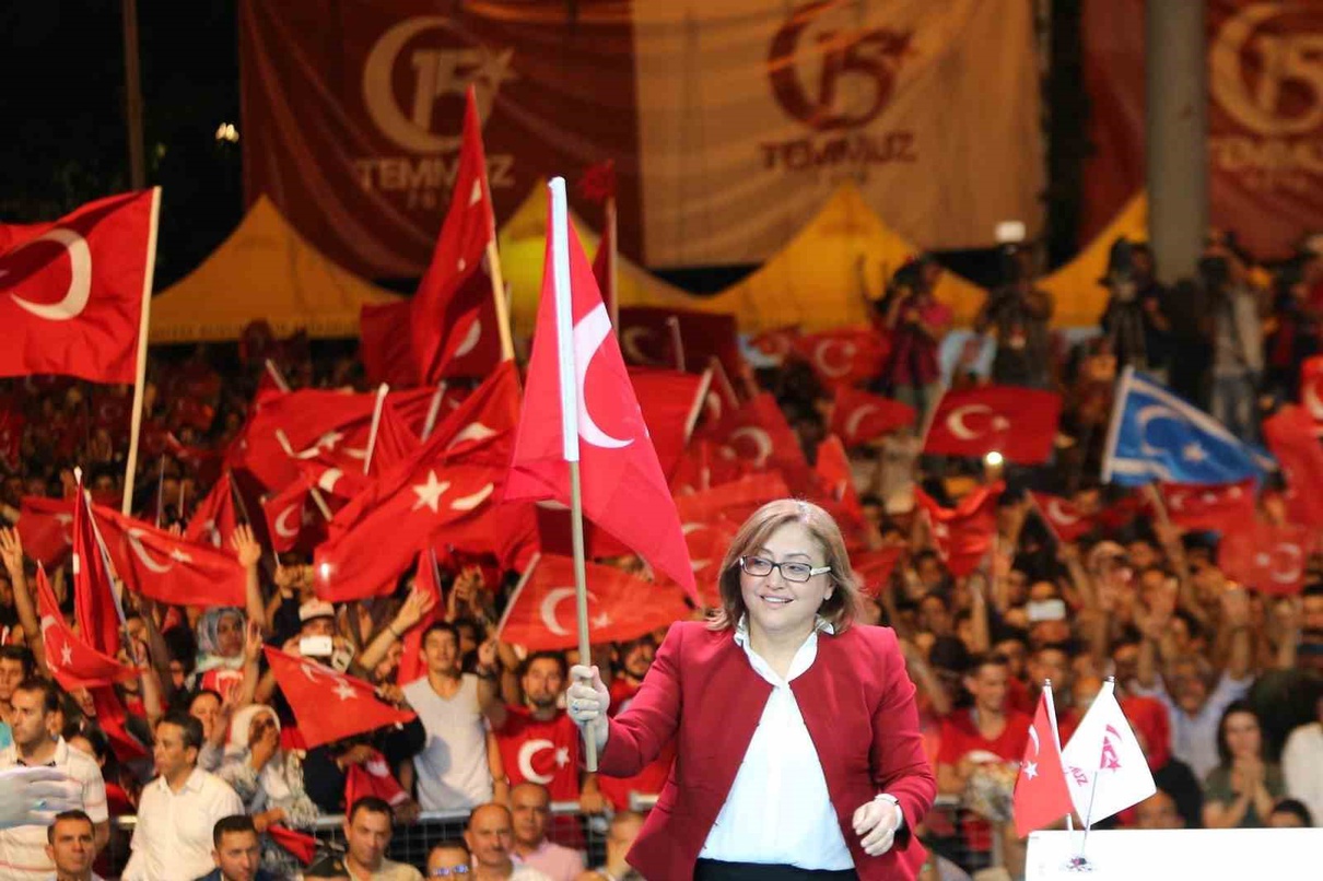 Fatma Şahin Cumhuriyet'in korunmasının her alanda gelişimle mümkün olduğunu belirtti