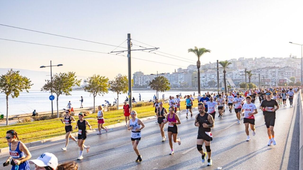 İzmir'de düzenlenen 14. Uluslararası 9 Eylül Yarı Maratonu tamamlandı