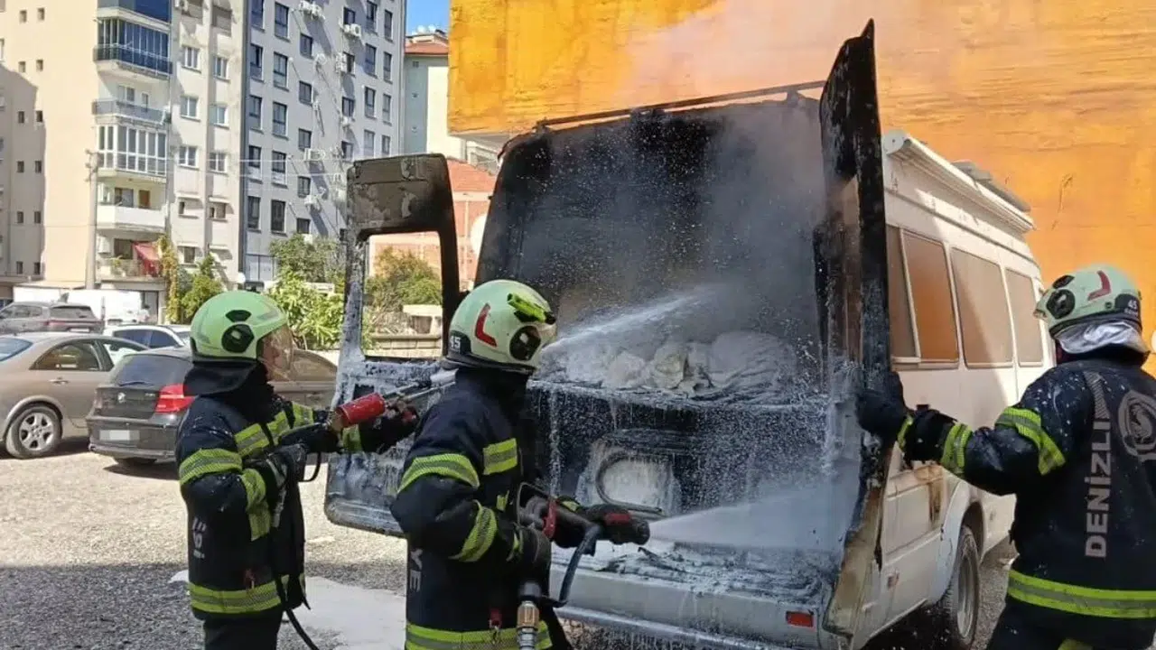 Denizli'de seyir halindeki otomobilde yangın çıktı