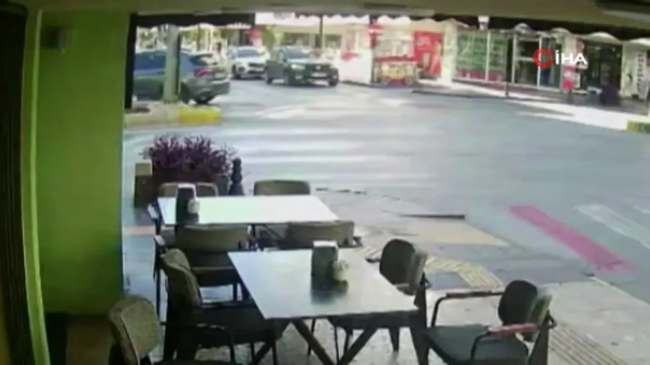 Antalya Manavgat'ta kırmızı ışık ihlali yapan kamyonetin çarptığı otomobilde 2 yaralı