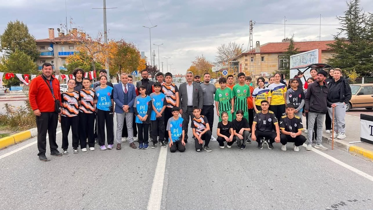 Tomarza'da ilköğretim öğrencileri Cumhuriyet Kupası için yarıştı