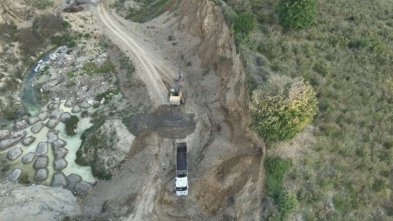 Düzce'de kaçak sanayi atığı dökümü yapan 8 kişi jandarma tarafından yakalandı