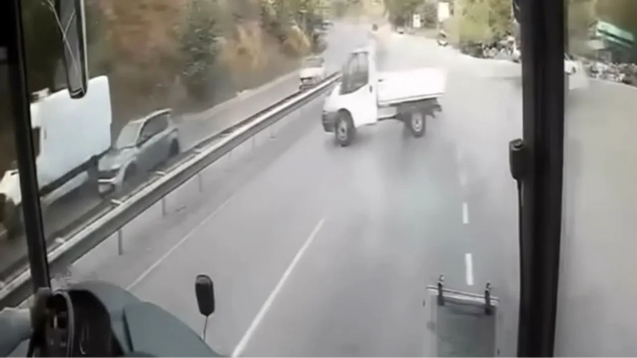 Karabük'te yağış nedeniyle kontrolden çıkan araç şarampole devrildi
