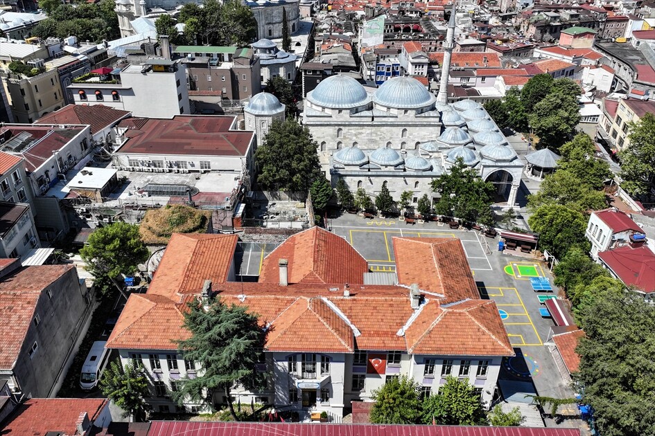 İstanbul Fatih'teki Büyük Reşitpaşa Ortaokulu 176 yıldır eğitim veriyor