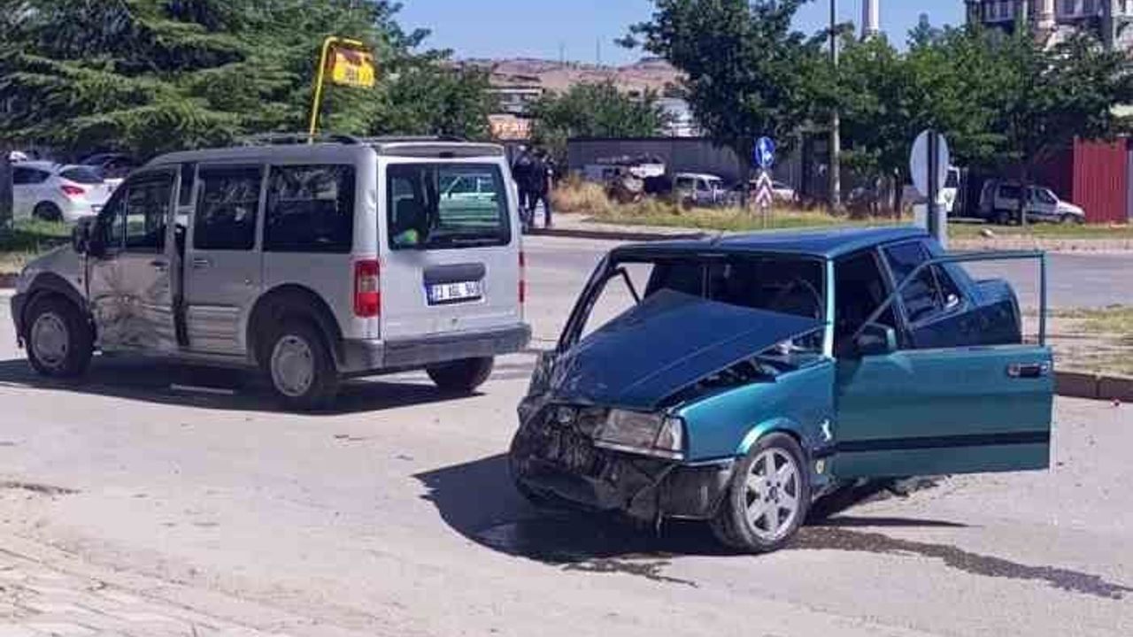 Elazığ'da otomobil ile hafif ticari aracın çarpışması sonucu 2 kişi yaralandı