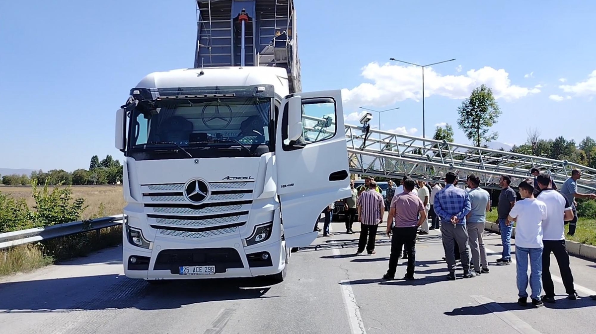Erzurum'da damperi açık seyreden TIR EDS direğini devirdi