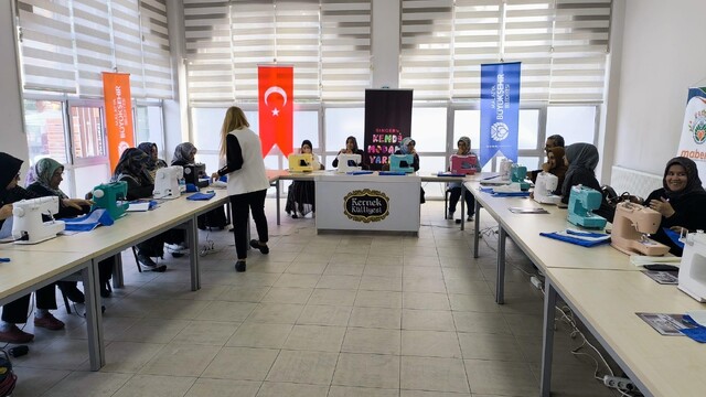 Malatya Büyükşehir Belediyesinden kadınlara yönelik çanta dikimi atölyesi