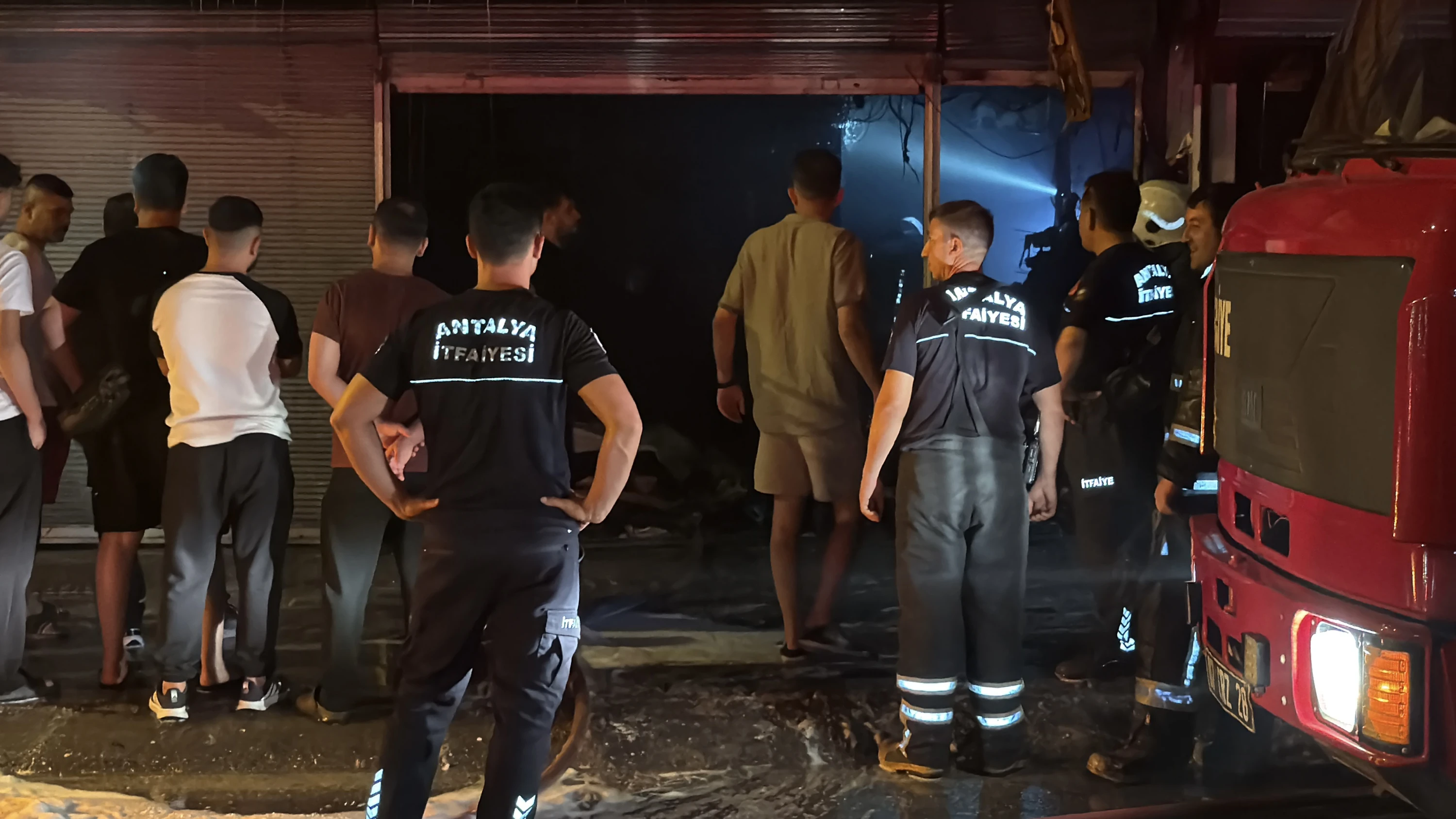 Antalya Kepez'de iki otomobil aksesuar dükkanında yangın çıktı