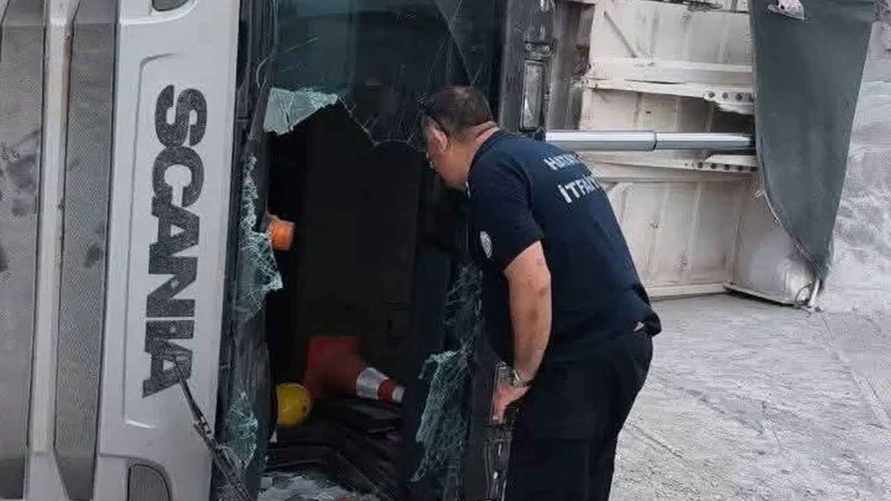 Hatay'da kum yüklü kamyon devrildi: 1 yaralı