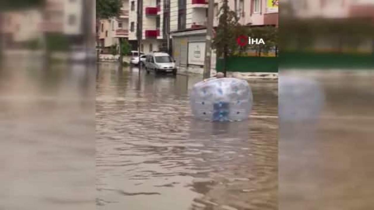 Tarsus'ta sağanak nedeniyle suyla dolan caddede şeffaf balonla ilerlendi