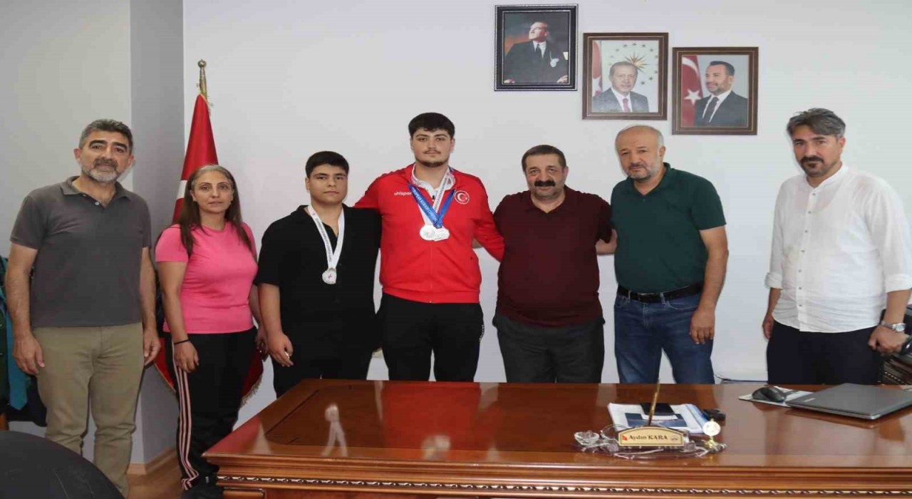 Ali Asaf Çiçek Bulgaristan'daki kuraş şampiyonasında gümüş madalya aldı