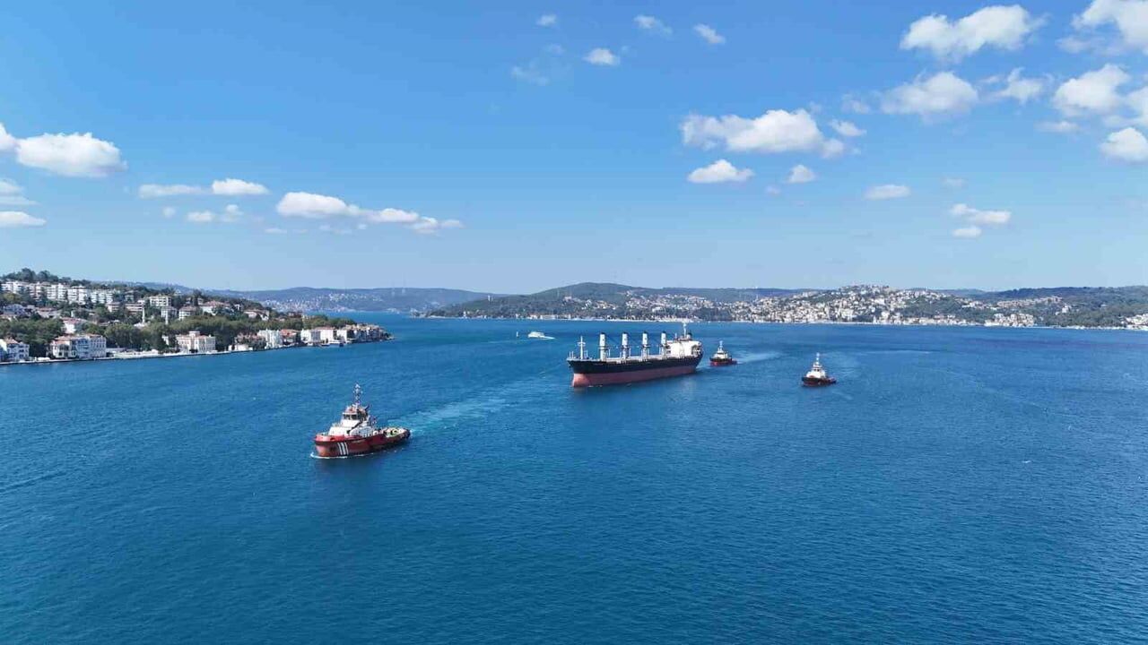 M/V New Victory gemisinin geçişi nedeniyle İstanbul Boğazı trafiği durduruldu