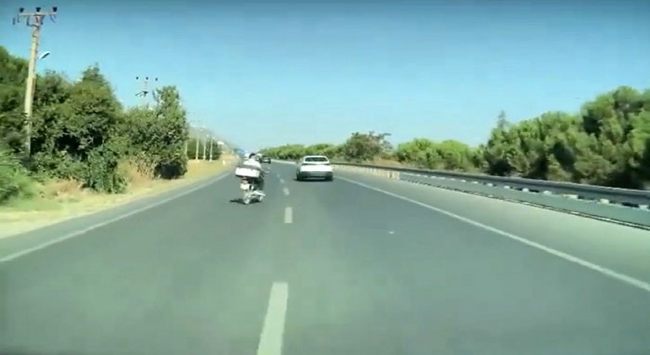 Denizli-Afyonkarahisar yolunda motosikletin aniden yola çıkması kazayı önledi