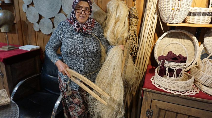 İzmir'de Raife Baysal asırlık urgan zanaatını modern tasarımlarla yaşatıyor