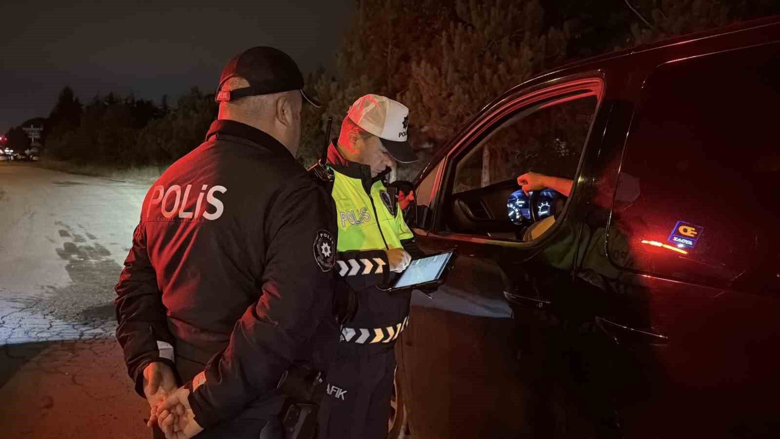 Bolu'da gerçekleştirilen trafik denetimlerinde bin 273 sürücüye ceza kesildi
