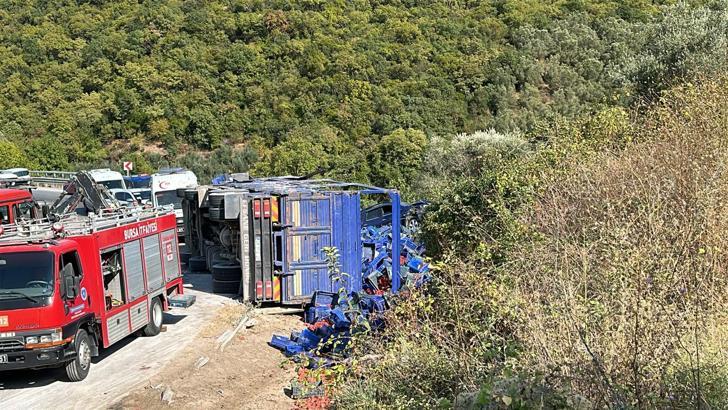 Bursa'da kamyonun otomobile çarpıp devrilmesi sonucu 1 ölü, 1 yaralı