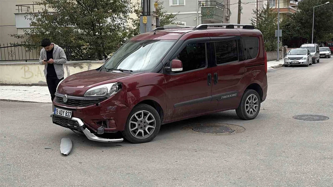 Çorum'da ticari araç ile motosikletin çarpıştığı kazada 2 kişi yaralandı