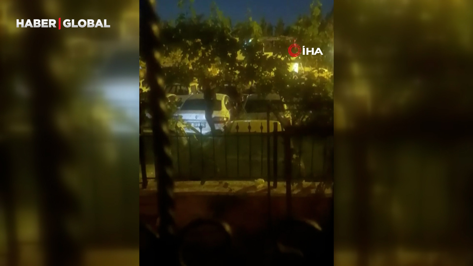 Ankara Sincan'da bir şahıs yediemin otoparkındaki araçların üzerinde zıpladı