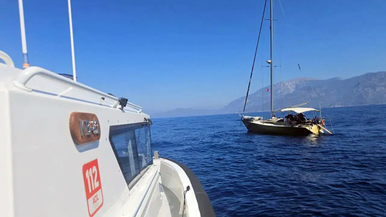 İzmir'de sahil güvenlik ekiplerince 56 düzensiz göçmen ele geçirildi